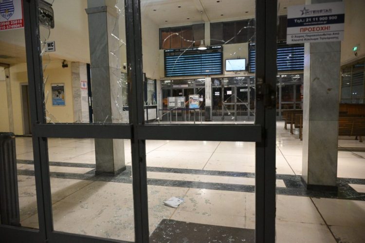 Λάρισα: Κουκουλοφόροι εκτόξευσαν πέτρες και έσπασαν τζαμαρίες στον ΟΣΕ – Τους αποδοκίμασε το πλήθος στην πορεία των Τεμπών (ΕΙΚΟΝΕΣ)