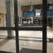 Λάρισα: Κουκουλοφόροι εκτόξευσαν πέτρες και έσπασαν τζαμαρίες στον ΟΣΕ – Τους αποδοκίμασε το πλήθος στην πορεία των Τεμπών (ΕΙΚΟΝΕΣ)