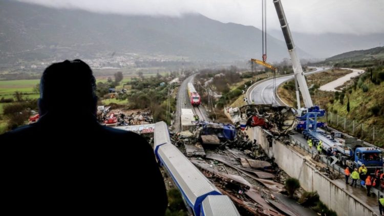 Τι λέει ο εργολάβος που «μπάζωσε» το σημείο της τραγωδίας των Τεμπών – Ποιος γνωρίζει ποιος έδωσε την εντολή