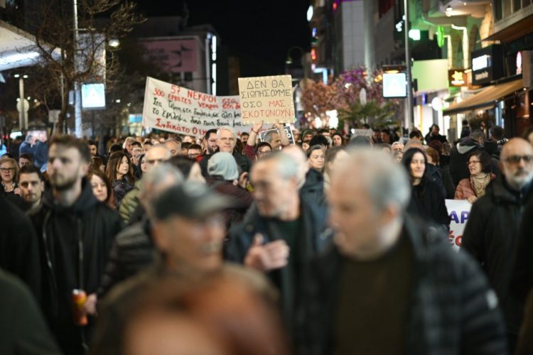 Λάρισα: Πλήθος κόσμου στο νέο συλλαλητήριο για τα Τέμπη – Δείτε βίντεο και φωτογραφίες