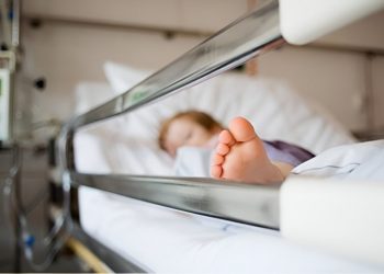 Λάρισα: Σοβαρή η κατάσταση του αγοριού που παρασύρθηκε από όχημα – Διασωληνώθηκε από τους γιατρούς