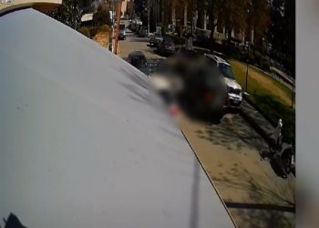 Σκληρό βίντεο: Με μεγάλη ταχύτητα έτρεχε το ΙΧ που παρέσυρε το 3χρονο παιδί έξω από παιδική χαρά στη Λάρισα