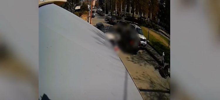 Σκληρό βίντεο: Με μεγάλη ταχύτητα έτρεχε το ΙΧ που παρέσυρε το 3χρονο παιδί έξω από παιδική χαρά στη Λάρισα