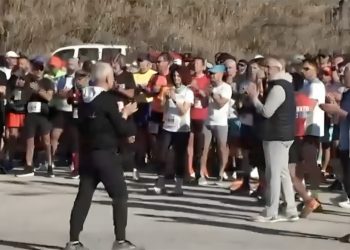 Συγκινητικές στιγμές στον αγώνα μνήμης για τα 57 θύματα των Τεμπών – Έτρεξαν και συγγενείς των θυμάτων – Ο τερματισμός στο σημείο «μηδέν»