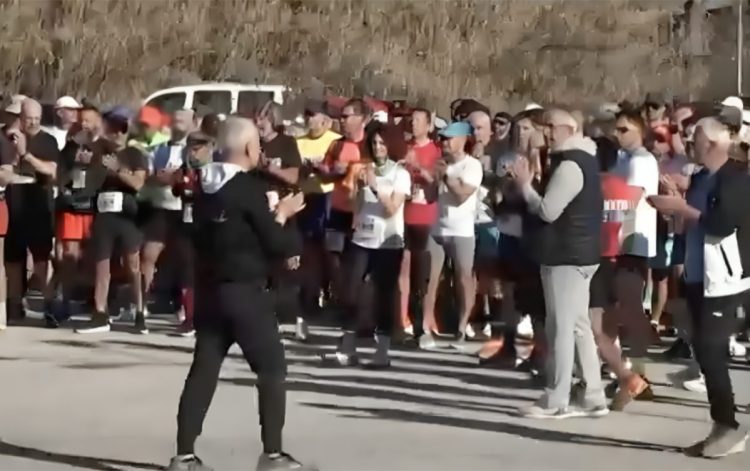 Συγκινητικές στιγμές στον αγώνα μνήμης για τα 57 θύματα των Τεμπών – Έτρεξαν και συγγενείς των θυμάτων – Ο τερματισμός στο σημείο «μηδέν»