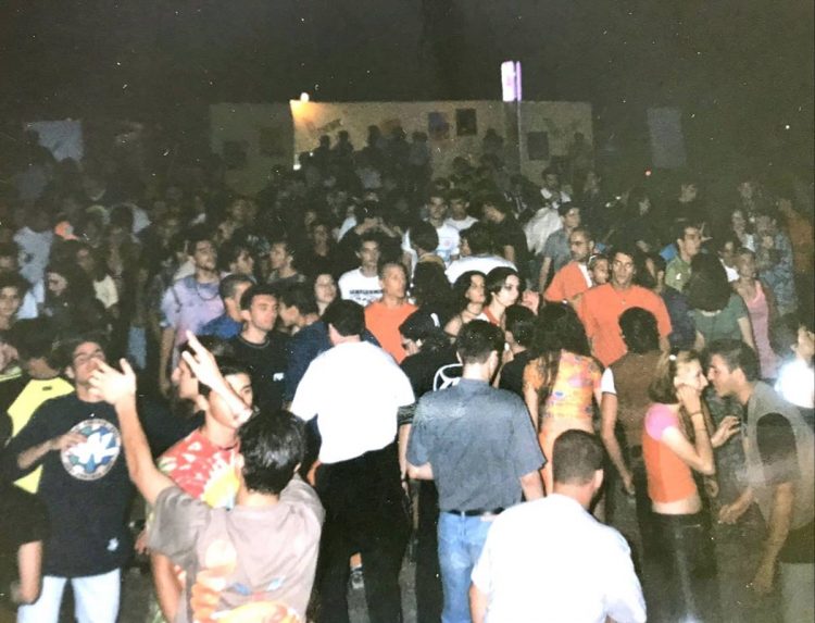 Λάρισα 1996: Το rave party με τα 3.000 άτομα στο “Drive in Larissa” δεν ήταν μόνο μια φαντασμαγορική διοργάνωση, ήταν ιδέα (ΕΙΚΟΝΕΣ – ΒΙΝΤΕΟ)