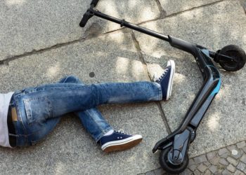 Λάρισα: Δύο παιδιά σε ηλεκτρικό πατίνι τραυματίστηκαν μετά από σύγκρουση με αυτοκίνητο
