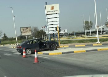 Λάρισα: Αυτοκίνητο έφυγε από τον δρόμο και προσέκρουσε σε κολώνα – Στο νοσοκομείο ο οδηγός (ΕΙΚΟΝΕΣ)