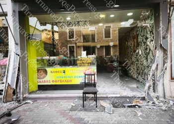 Απίστευτο τροχαίο στον Τύρναβο: Έχασε τον έλεγχο του αυτοκινήτου της και “μπούκαρε” σε κατάστημα (ΕΙΚΟΝΕΣ)
