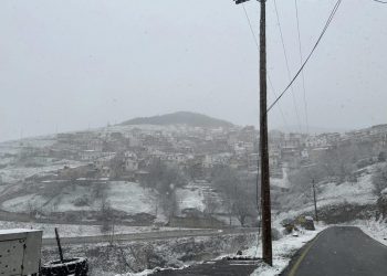 Χιονίζει σε ορεινές περιοχές της Λάρισας – Δείτε ΕΙΚΟΝΕΣ και ΒΙΝΤΕΟ από τα χωριά που ντύθηκαν στα λευκά