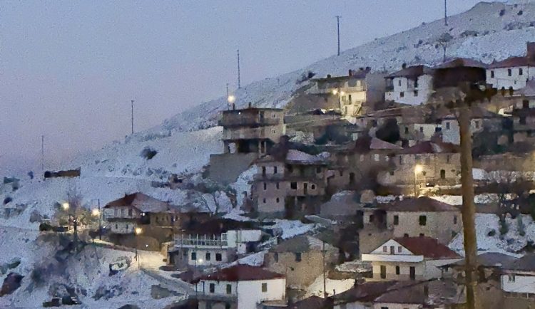 Με χιόνι και πάγο ξύπνησαν αρκετές ορεινές περιοχές της Λάρισας – Χειμωνιάτικες εικόνες μέσα στον Μάρτη! (ΕΙΚΟΝΕΣ)