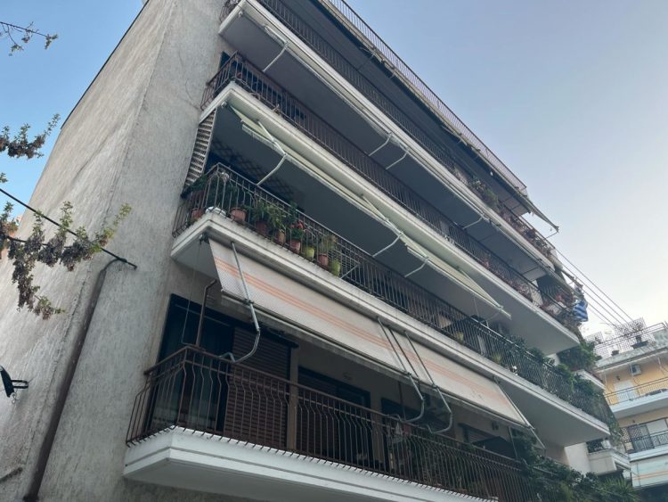 Λαρισαίος 43 ετών ο άντρας που σκοτώθηκε πέφτοντας από 4ο όροφο πολυκατοικίας στο κέντρο της πόλης – Δείτε φωτογραφίες