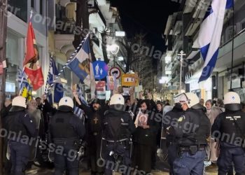 Ρασοφόροι και ένθερμοι χριστιανοί διαδήλωσαν κατά της παράστασης stand up comedy του Χριστόφορου Ζαραλίκου στη Λάρισα (ΕΙΚΟΝΕΣ – ΒΙΝΤΕΟ)