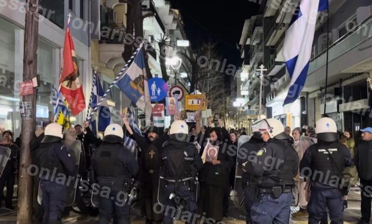 Ρασοφόροι και ένθερμοι χριστιανοί διαδήλωσαν κατά της παράστασης stand up comedy του Χριστόφορου Ζαραλίκου στη Λάρισα (ΕΙΚΟΝΕΣ – ΒΙΝΤΕΟ)