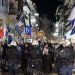Ρασοφόροι και ένθερμοι χριστιανοί διαδήλωσαν κατά της παράστασης stand up comedy του Χριστόφορου Ζαραλίκου στη Λάρισα (ΕΙΚΟΝΕΣ – ΒΙΝΤΕΟ)