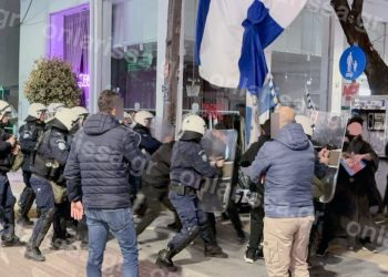 Ξέφυγε η κατάσταση στη διαμαρτυρία κατά της παράστασης του Ζαραλίκου στη Λάρισα – Χημικά, χειροβομβίδες κρότου λάμψης και προσαγωγές (ΕΙΚΟΝΕΣ – ΒΙΝΤΕΟ)