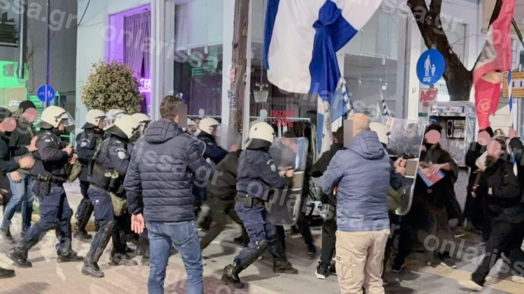 Ξέφυγε η κατάσταση στη διαμαρτυρία κατά της παράστασης του Ζαραλίκου στη Λάρισα – Χημικά, χειροβομβίδες κρότου λάμψης και προσαγωγές (ΕΙΚΟΝΕΣ – ΒΙΝΤΕΟ)
