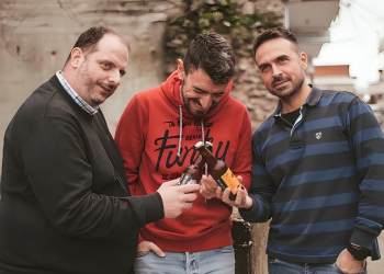 Τρεις νεαροί φίλοι από τη Λάρισα δημιούργησαν τη δική τους μπύρα – Τα «τεμπέλικα μουλαράκια» είδαν το όνειρο να γίνεται πραγματικότητα (ΕΙΚΟΝΕΣ)