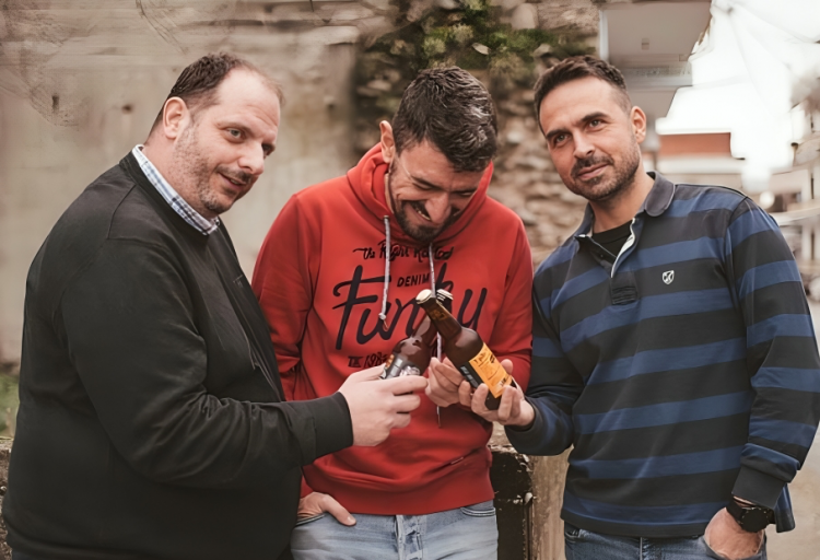 Τρεις νεαροί φίλοι από τη Λάρισα δημιούργησαν τη δική τους μπύρα – Τα «τεμπέλικα μουλαράκια» είδαν το όνειρο να γίνεται πραγματικότητα (ΕΙΚΟΝΕΣ)