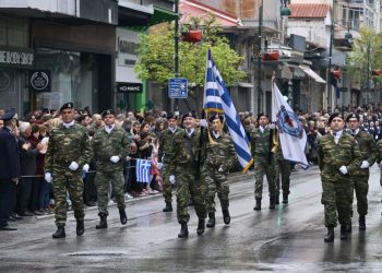 Λάρισα: Ξεκίνησε με βροχερό καιρό η παρέλαση της 25ης Μαρτίου – Παρούσα και η Ζωή Κωνσταντοπούλου (ΕΙΚΟΝΕΣ)