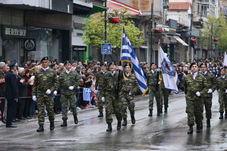 Λάρισα: Ξεκίνησε με βροχερό καιρό η παρέλαση της 25ης Μαρτίου – Παρούσα και η Ζωή Κωνσταντοπούλου (ΕΙΚΟΝΕΣ)
