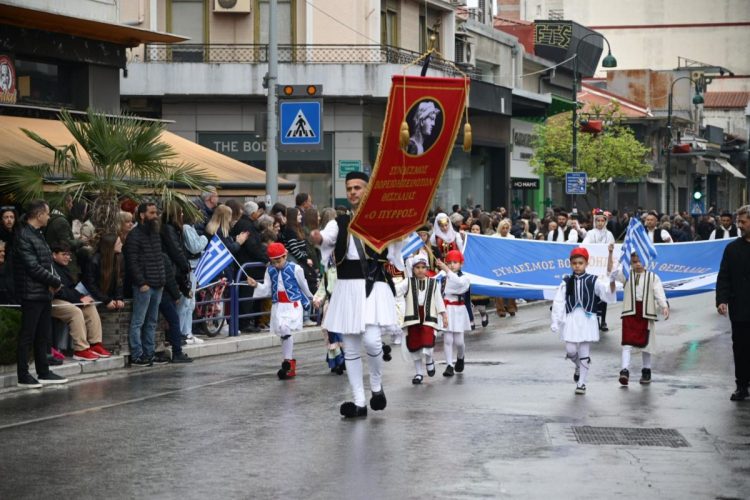 Δείτε όλη τη μαθητική και στρατιωτική παρέλαση της Λάρισας για την 25η Μαρτίου (ΕΙΚΟΝΕΣ – ΒΙΝΤΕΟ)