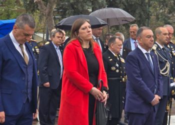 Η Ζωή Κωνσταντοπούλου αρνήθηκε να δώσει το χέρι της στον εκπρόσωπο της κυβέρνησης στην παρέλαση στη Λάρισα (ΕΙΚΟΝΕΣ)