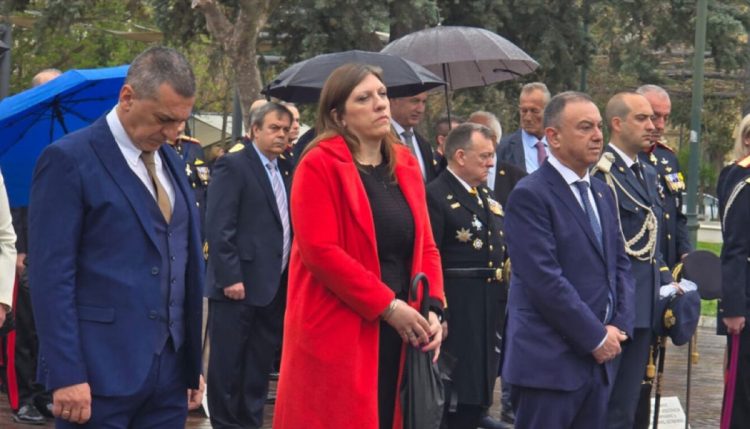 Η Ζωή Κωνσταντοπούλου αρνήθηκε να δώσει το χέρι της στον εκπρόσωπο της κυβέρνησης στην παρέλαση στη Λάρισα (ΕΙΚΟΝΕΣ)