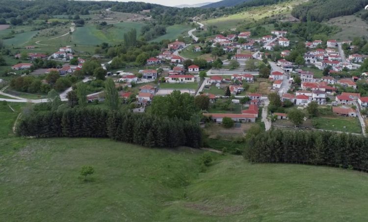 Αυτό είναι το χωριό της Λάρισας με τα ανθισμένα λιβάδια στα 975 μέτρα, κάτω απ’ το βουνό Αμάρμπεη, στα σύνορα τριών νομών (ΒΙΝΤΕΟ)