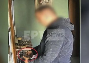 Εντόπισαν τον 47χρονο αναρριχητή διαρρήκτη της Λάρισας …επί το έργον – Στη φωτογραφία καταγράφεται την ώρα που “ανοίγει” διαμέρισμα