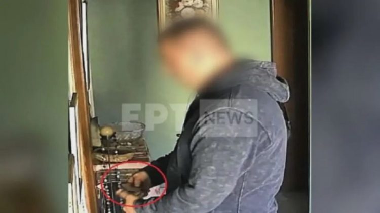 Εντόπισαν τον 47χρονο αναρριχητή διαρρήκτη της Λάρισας …επί το έργον – Στη φωτογραφία καταγράφεται την ώρα που “ανοίγει” διαμέρισμα