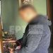Εντόπισαν τον 47χρονο αναρριχητή διαρρήκτη της Λάρισας …επί το έργον – Στη φωτογραφία καταγράφεται την ώρα που “ανοίγει” διαμέρισμα
