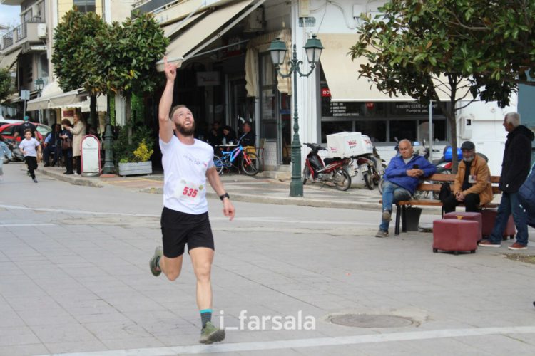 Συγκίνηση και δάκρυα σε αγώνα για 10χρονη που πέθανε σε νοσοκομείο της Λάρισας από επιπλοκές γρίπης – Η στιγμή που μπαμπάς της τρέχει και δείχνει τον ουρανό (ΕΙΚΟΝΕΣ)