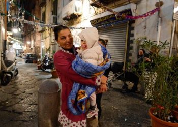 Τρόμος στη Νάπολη: Οι κάτοικοι πέρασαν τη νύχτα στους δρόμους και τα αυτοκίνητα μετά τον σεισμό