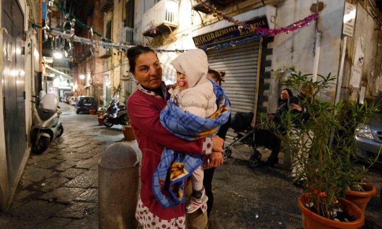 Τρόμος στη Νάπολη: Οι κάτοικοι πέρασαν τη νύχτα στους δρόμους και τα αυτοκίνητα μετά τον σεισμό
