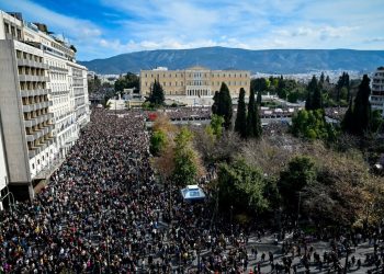 Σύνταγμα: Οι διαδηλώσεις, οι κουκουλοφόροι που αμαύρωσαν τη συγκέντρωση και οι 73 συλλήψεις