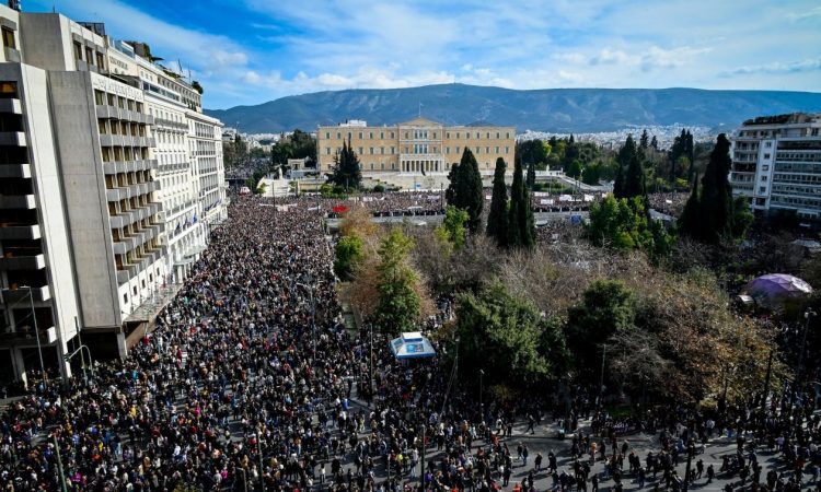 Σύνταγμα: Οι διαδηλώσεις, οι κουκουλοφόροι που αμαύρωσαν τη συγκέντρωση και οι 73 συλλήψεις