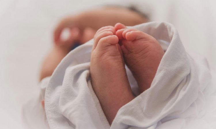 Χανιά: Χτύπησε τη σύντροφό του και έφυγε με το νεογέννητο βρέφος τους