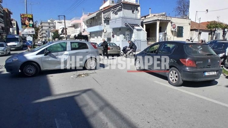 Σοβαρό τροχαίο ατύχημα στον Βόλο με βαριά τραυματισμένο νεαρό – ΙΧ παρέσυρε δίκυκλο (ΕΙΚΟΝΕΣ)