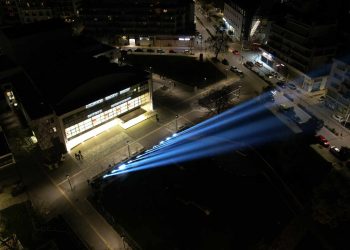 Βόλος: Εντυπωσιακός φωτισμός στο Δημοτικό Θέατρο – Δείτε εικόνες από ψηλά