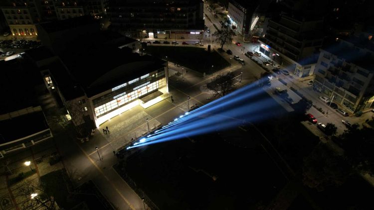 Βόλος: Εντυπωσιακός φωτισμός στο Δημοτικό Θέατρο – Δείτε εικόνες από ψηλά