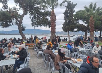 Εκατοντάδες Βολιώτες έστησαν γλέντι με σαρακοστιανά και παραδοσιακή μουσική στην παραλία της πόλης (ΕΙΚΟΝΕΣ)