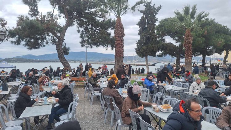 Εκατοντάδες Βολιώτες έστησαν γλέντι με σαρακοστιανά και παραδοσιακή μουσική στην παραλία της πόλης (ΕΙΚΟΝΕΣ)
