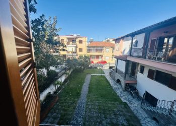 ΤΡΙΚΑΛΑ: ΕΝΟΙΚΙΑΖΕΤΑΙ πολυτελής μονοκατοικία 85 τμ με υπόγειο 40τμ (αποθήκη)
