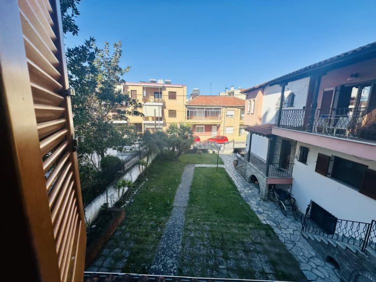ΤΡΙΚΑΛΑ: ΕΝΟΙΚΙΑΖΕΤΑΙ πολυτελής μονοκατοικία 85 τμ με υπόγειο 40τμ (αποθήκη)