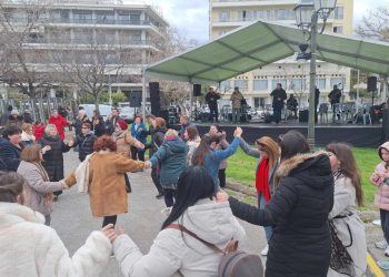 Συνεχίζεται το γλέντι στον πάρκο του Αγ. Κωνσταντίνου – Χορεύουν σε παραδοσιακούς ρυθμούς οι Βολιώτες (ΕΙΚΟΝΕΣ)