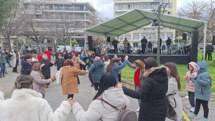 Συνεχίζεται το γλέντι στον πάρκο του Αγ. Κωνσταντίνου – Χορεύουν σε παραδοσιακούς ρυθμούς οι Βολιώτες (ΕΙΚΟΝΕΣ)