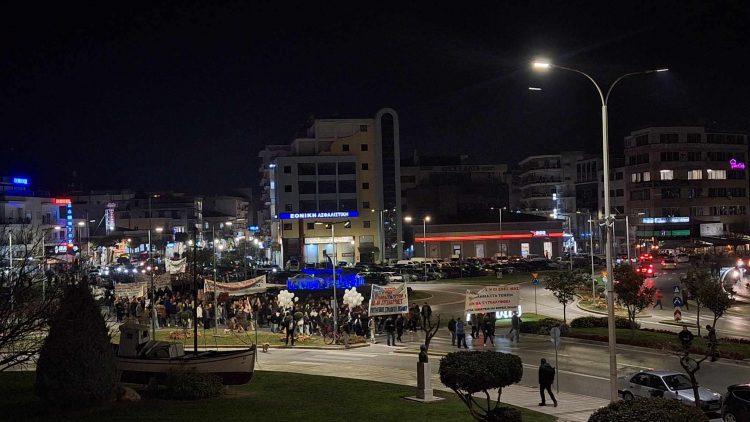 Βόλος: Μαζική συγκέντρωση και πορεία στο κέντρο της πόλης – 57 λευκά μπαλόνια στη μνήμη των θυμάτων (ΕΙΚΟΝΕΣ – ΒΙΝΤΕΟ)