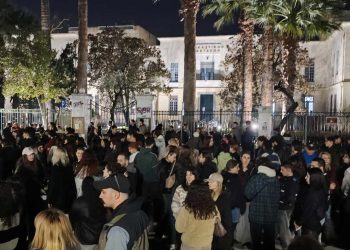 Βόλος: Νέες εικόνες από τη μεγάλη πορεία για τα Τέμπη – Εκατοντάδες πολίτες απαιτούν δικαιοσύνη για τα θύματα της τραγωδίας