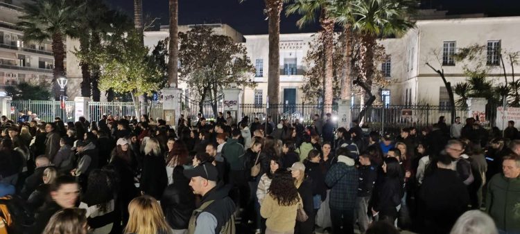 Βόλος: Νέες εικόνες από τη μεγάλη πορεία για τα Τέμπη – Εκατοντάδες πολίτες απαιτούν δικαιοσύνη για τα θύματα της τραγωδίας